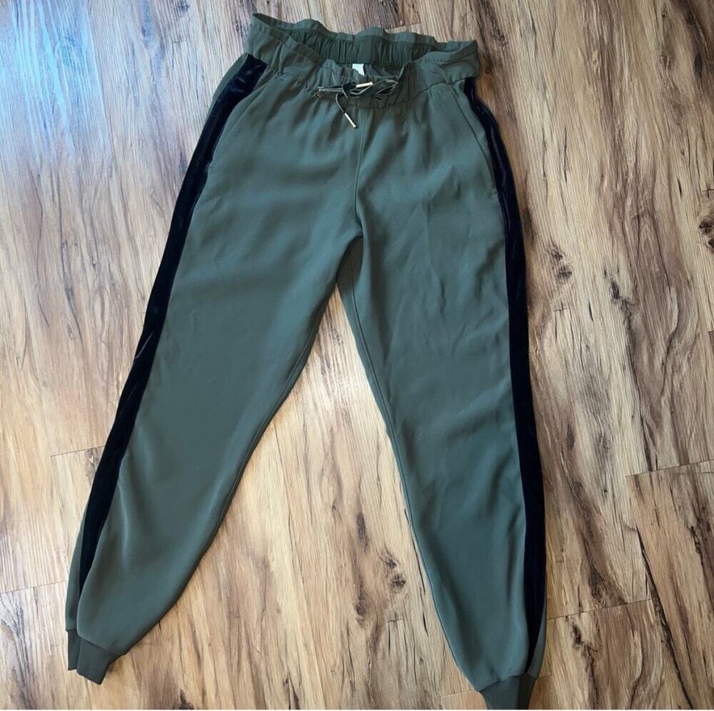 Lululemon Forest Green On The Fly Jogger with  Black Velvet Trim Size 4